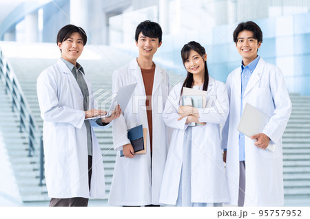 男性　友達　大学生　理系　研究　キャンパスライフ　学生　男女 95757952