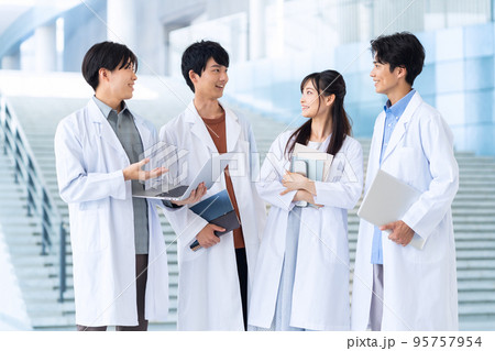 男性　友達　大学生　理系　研究　キャンパスライフ　学生　男女 95757954
