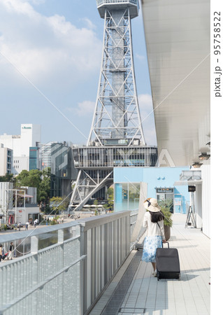スーツケースを引いて名古屋観光をする若い女性 後ろ姿 95758522