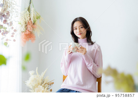ピンクのニットの女性 95758857