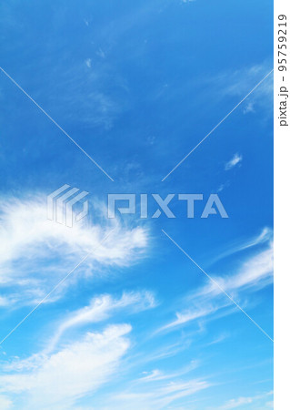 秋の青空と雲 95759219