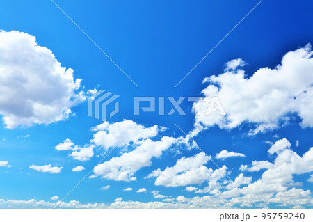 夏の青空と雲 夏の青空と雲 95759240