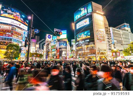 日本の東京都市景観 ハロ前夜。渋谷はハロウィン本番さながらのカオス。警察官も出動…＝10月30日 95759593