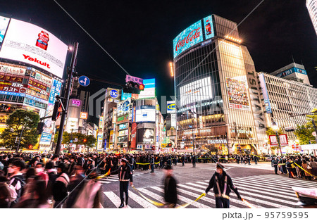 日本の東京都市景観 ハロ前夜。渋谷はハロウィン本番さながらのカオス。警察官も出動…=10月30日 日本の東京都市景観 ハロ前夜。渋谷はハロウィン本番さながらのカオス。警察官も出動…=10月30日 95759595