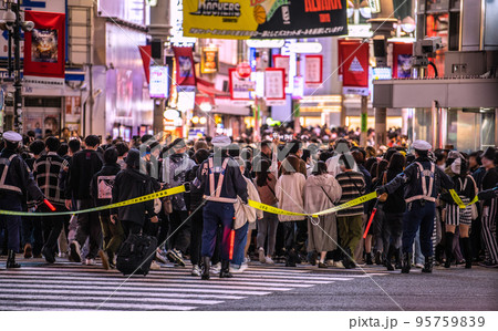 日本の東京都市景観 ハロ前夜。渋谷はハロウィン本番さながらのカオス。警察官も出動…＝10月30日 95759839