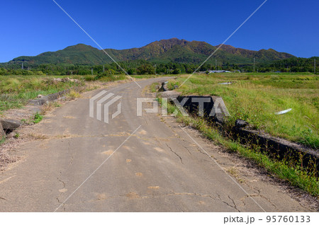 青空と明野町の農道 青空と明野町の農道 95760133