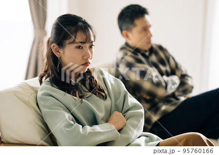 喧嘩をする男女 喧嘩をする男女 95760166