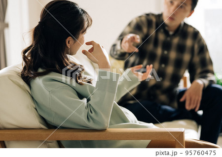 喧嘩をする男女 喧嘩をする男女 95760475