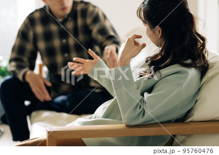 喧嘩をする男女 95760476