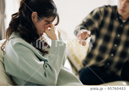 喧嘩をする男女 95760483