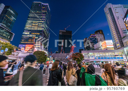 日本の東京都市景観 ハロ前夜。変わる渋谷駅風景…東急東横店解体進む。正面は桜丘口再開発…＝30日 95760769