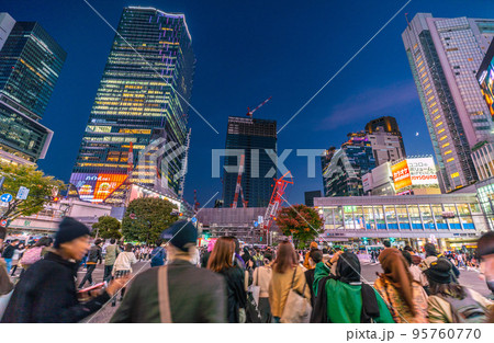 日本の東京都市景観 ハロ前夜。変わる渋谷駅風景…東急東横店解体進む。正面は桜丘口再開発…=30日 日本の東京都市景観 ハロ前夜。変わる渋谷駅風景…東急東横店解体進む。正面は桜丘口再開発…=30日 95760770