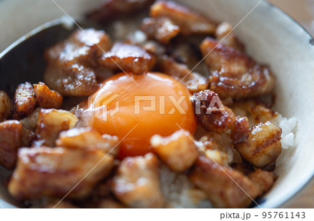 豚丼の卵黄のせ 95761143