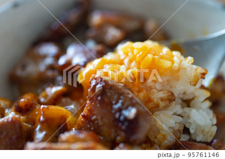 豚丼の卵黄のせ 豚丼の卵黄のせ 95761146