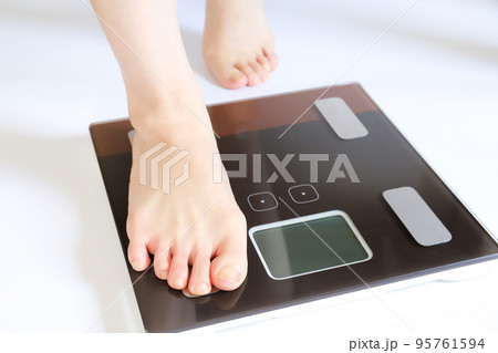 体重計　ダイエットイメージ 95761594