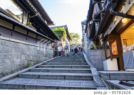 【京都府】観光客で賑わう東山の産寧坂 95761628