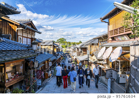 【京都府】観光客で賑わう東山の二寧坂 【京都府】観光客で賑わう東山の二寧坂 95761634