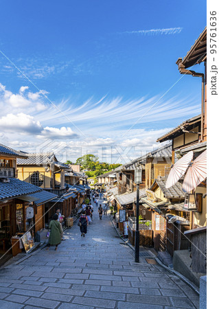 【京都府】観光客で賑わう東山の二寧坂 95761636