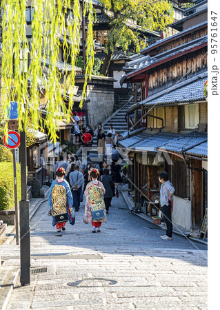 【京都府】風情溢れる東山の産寧坂を歩く舞妓さん 95761647