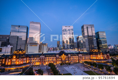 日本の東京都市景観　東京駅新景色。ズラリ並んだ超高層ビル群・夜景（窓ガラスに映る夕焼け） 95761694