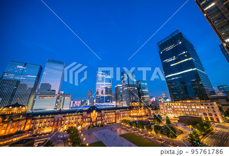 日本の東京都市景観 東京駅新景色。ズラリ並んだ超高層ビル群・夜景(窓ガラスに映る夕焼け) 日本の東京都市景観 東京駅新景色。ズラリ並んだ超高層ビル群・夜景(窓ガラスに映る夕焼け) 95761786