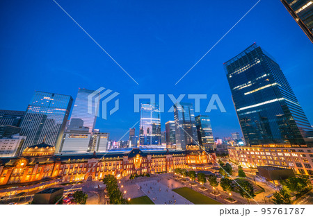 日本の東京都市景観　東京駅新景色。ズラリ並んだ超高層ビル群・夜景（窓ガラスに映る夕焼け） 95761787