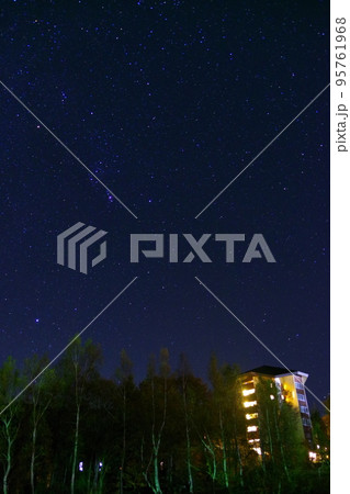 長野県山之内町にある奥志賀高原で見る秋の星空 長野県山之内町にある奥志賀高原で見る秋の星空 95761968