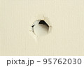 子どもが壁に空けた穴（クローズアップ、横構図） 95762030
