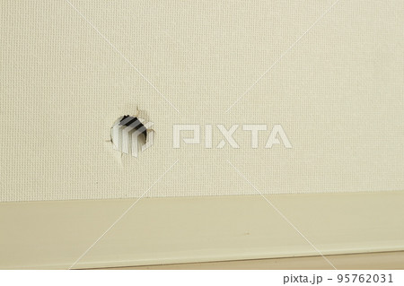 子どもが壁に空けた穴（コピースペース、横構図） 95762031