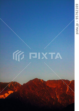 赤く燃える山 モルゲンロート 中央アルプス赤椰岳 赤く燃える山 モルゲンロート 中央アルプス赤椰岳 95762169