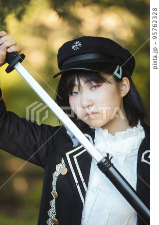 刀を構える女性 ハロウィンコスプレイメージ 刀を構える女性 ハロウィンコスプレイメージ 95762328