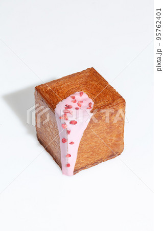 Puff pastry cube shaped croissant with creamy berry sauce and candied strawberry crumble Puff pastry cube shaped croissant with creamy berry sauce and candied strawberry crumble 95762401