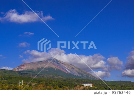 雲にそびえる高千穂峰 95762446