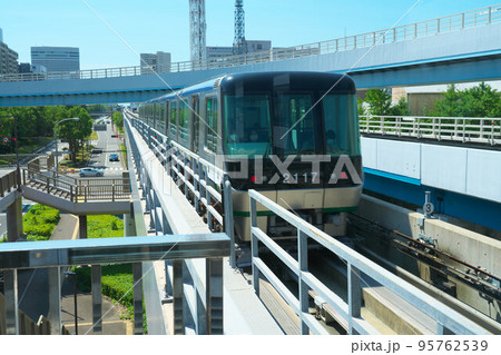 ポートライナー中公園駅を発車しみなとじま駅に向かう列車2　兵庫県神戸市中央区 95762539