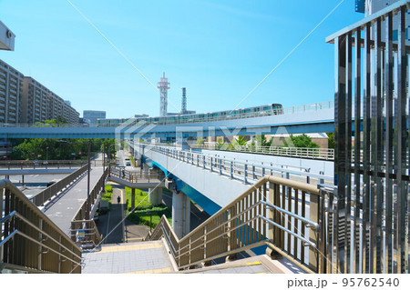 ポートライナー中公園駅に向かう三宮行き列車とポートアイランドの風景　兵庫県神戸市中央区 95762540