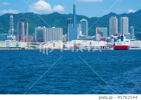 三宮のビル群と神戸港に停泊中の宮崎カーフェリーこうべエキスプレス 兵庫県神戸市中央区 三宮のビル群と神戸港に停泊中の宮崎カーフェリーこうべエキスプレス 兵庫県神戸市中央区 95762544