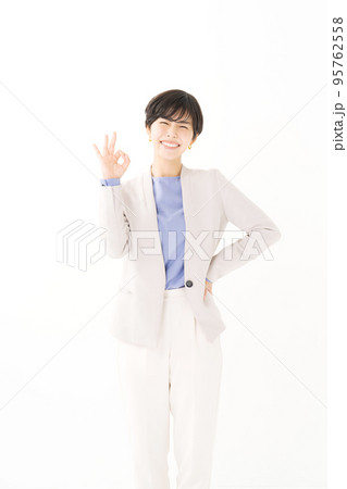 スーツ姿の女性 95762558