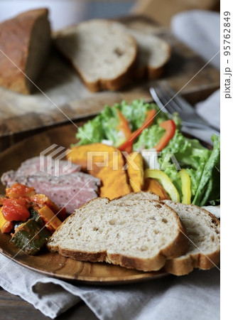 ラタトゥーユとローストビーフとライ麦パンのワンプレート ラタトゥーユとローストビーフとライ麦パンのワンプレート 95762849