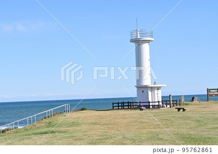 小舟渡海岸に建つ階上灯台  95762861
