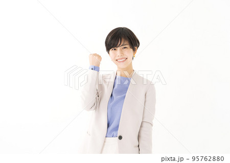 ガッツポーズの女性 95762880