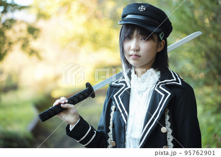 刀を構える女性 ハロウィンコスプレイメージ 刀を構える女性 ハロウィンコスプレイメージ 95762901