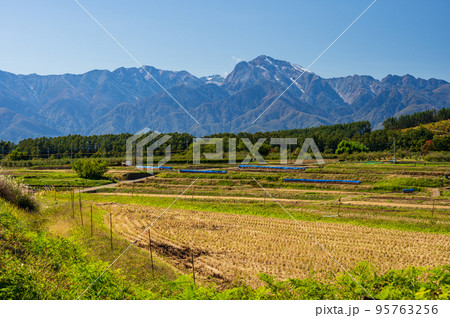 南アルプスと津金の農村風景 95763256