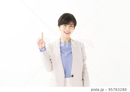 指差しをする女性 指差しをする女性 95763280