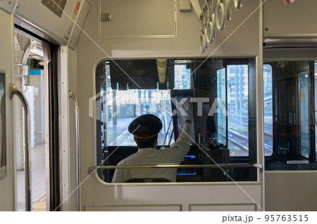 名古屋駅で電車を運転している車掌の後ろ姿 95763515