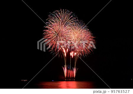 茅ヶ崎サザンビーチ 秋の海上花火 茅ヶ崎サザンビーチ 秋の海上花火 95763527