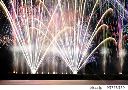 茅ヶ崎サザンビーチ　秋の海上花火 95763529