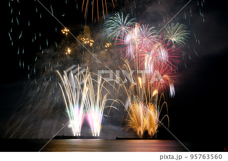 茅ヶ崎サザンビーチ 秋の海上花火 茅ヶ崎サザンビーチ 秋の海上花火 95763560