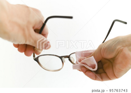 メガネを拭く 95763743