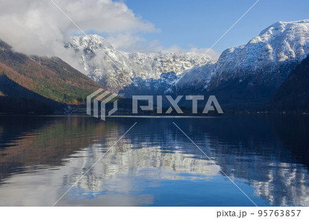The clear water of Hallstattersee lake and the beautiful mountains surrounding it in Salzkammergut region, Austria, in winter The clear water of Hallstattersee lake and the beautiful mountains surrounding it in Salzkammergut region, Austria, in winter 95763857