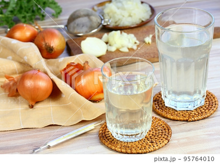 Hot onion tea in a glass against cough and flu 95764010